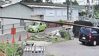 疑恍神+窄巷　路考學員一開出駕訓班即撞牆