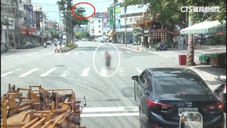 嬤過馬路「走1步10公分」　外送員趕送餐仍幫攙扶