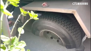 高雄鳳山驚現天坑！　15噸加水車右側輪遭吞噬
