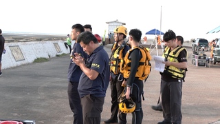 高美濕地3越籍移工遭浪捲失蹤　警消擴大搜救