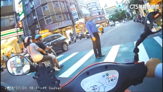 男站斑馬線快60秒不動　網批「霸王條款」亂象