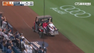 驚悚！　金鶯野手大暴傳　直擊場邊攝影師頭部