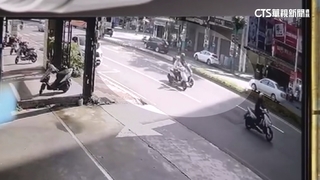 疑包包拉鍊沒拉好　外送員12萬鈔票馬路上噴飛