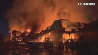 台南麻豆泡棉工廠陷火海　急調怪手開挖搶救