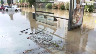 暴雨強襲西班牙！街道淹水　車輛險遭滅頂