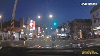 行人闖紅燈害騎士車禍受傷　竟只看一眼轉身離開