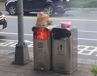 路邊驚見「燃燒金爐」　照片吸2.2萬人朝聖　起火原因同指「這1件」