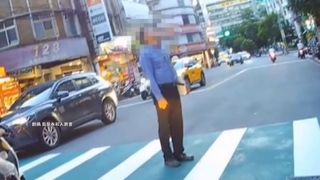 Andy老爹發「路人站斑馬線發呆」照　引Cheap回：拿個案帶風向