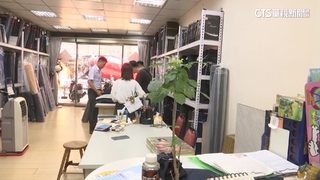 「天坑」影響布行生意　店家憂：老人家取貨繞路危險