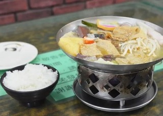 又想白飯吃到飽？1大2小吃百元小火鍋被收「共鍋費」 網上討拍反遭吐槽