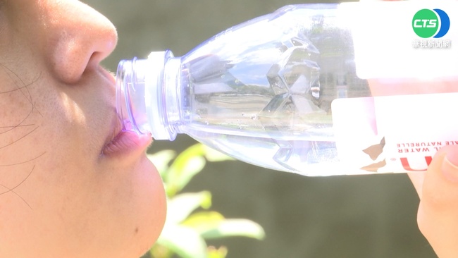 1小時猛灌6瓶水近3000cc　「水中毒」險喪命 | 華視新聞