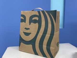星巴克愛好者注意！8月起停止免費供應紙袋　自行購買1~5元不等