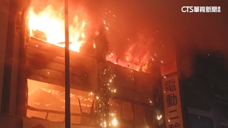 台東機車行暗夜竄火　火勢猛烈延燒5棟建物