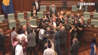 科索沃議會上演全武行　議員意見不合互毆