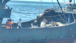 中國漁船越界拒檢海拋250公斤漁獲　海巡登船押8人