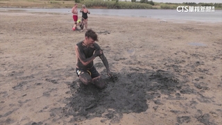 黑泥巴塗滿身！　克羅埃西亞「泥巴浴」防曬