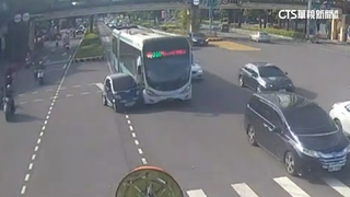 疑「變換車道」不當　台灣大道轎車擦撞公車