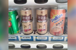 寺廟販賣機「考驗人性」？同品牌奶茶不同價 網笑：多5元是香油錢