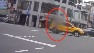 搭車不要命...　婦人闖路中央強攔行駛中小黃