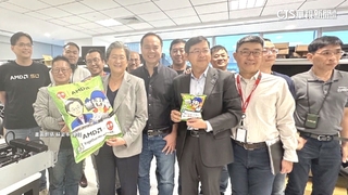 蘇姿丰貼演說照片　「手持乖乖」與台灣超微員工合影