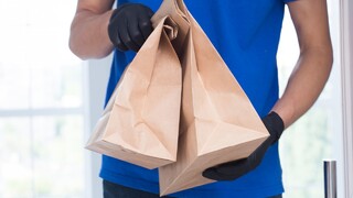 明明已線上付款過！刺青大哥仍給千鈔逼找錢　暖心真相曝