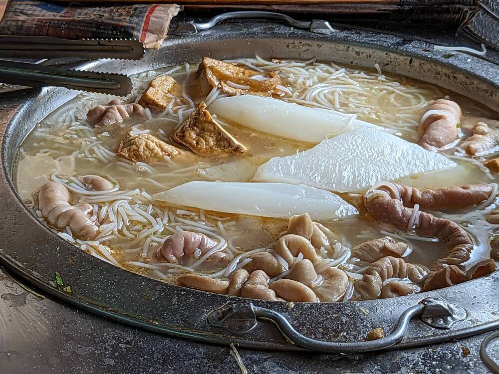 有網友在台北發現一碗只要20元的鹹粥，認為這價格很划算。(圖/翻攝自爆廢公社二館)