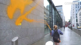 反開採石油環保團體　英國能源部外噴漆抗議