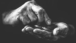 夜歸OL遇纏人乞討　給出晚餐後反被遊民「1句話」難過自責