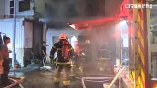 台東民宅車庫冒濃煙　消防破鐵捲門救火