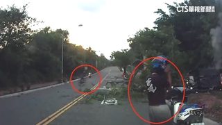 過彎失控撞樹「火燒跑車」　民眾合力拖出駕駛