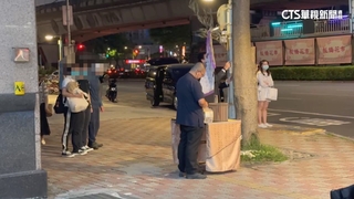 遭冷氣砸死　女大生家屬招魂.母哀傷抱狗玩偶