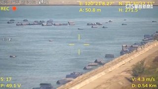空拍畫面曝！　天使輪貨櫃漂浮海上變「海上長城」