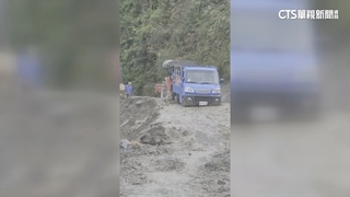 豪雨後成爛泥路　小貨車被困南投力行產業道路