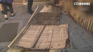 走騎樓「整片天花板」突砸落　重壓倒地埋陰影