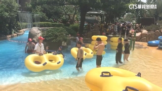 颱風來襲前出遊人潮湧現　遊客奔樂園玩水消暑