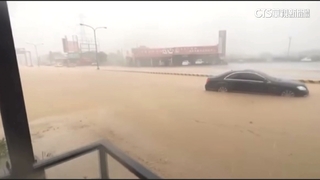 南投午後暴雨淹水陷汪洋　　轎車泡水動彈不得
