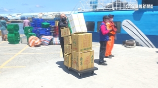 颱風襲！台東離島船班25日停航　工人忙補給物資