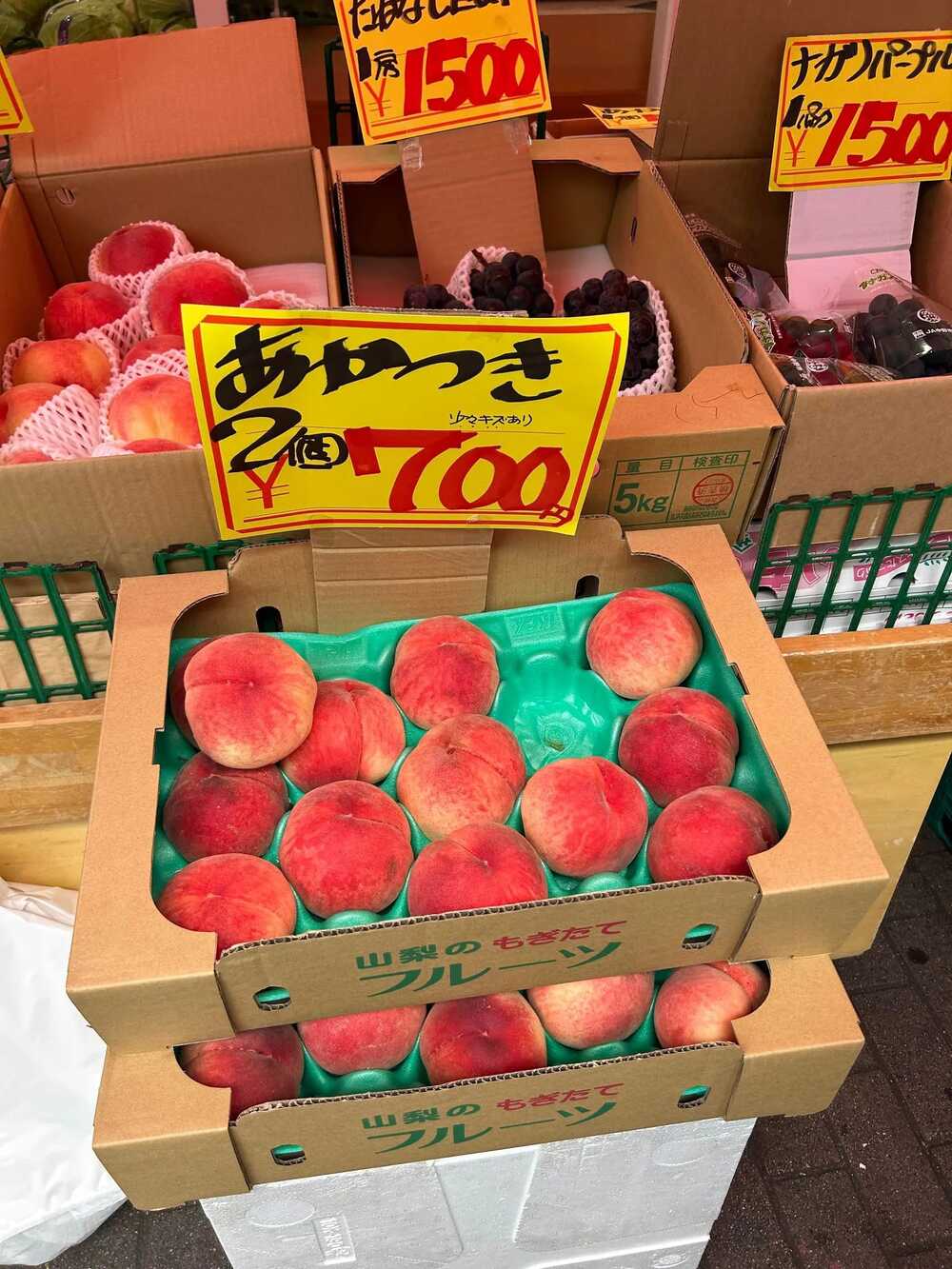 原PO在日本一次買了10顆水蜜桃加2串葡萄，想帶回台灣分享。(圖/翻攝自日本旅遊公社臉書)