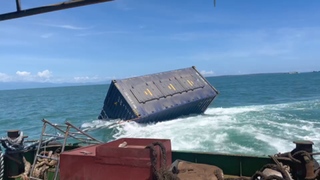 天使輪6百只貨櫃落海漂流　截至下午撈起147只