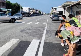 台東信義國小教學生「向停讓車輛敬禮」　引Cheap痛批：有夠可悲