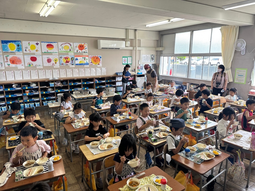 黃偉哲提供台南芒果作為友誼市弘前市小學一年級學生的營養午餐 / 圖為台南市政府提供