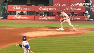 小白球穿破一壘手手套！　超罕見失誤全場傻眼