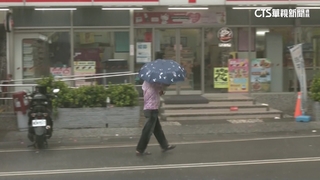 墾丁「風雨搖滾區」　龍磐公園強風遊客躲車