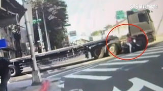 聯結車右轉撞倒女騎士　員警急擋車.輪下救人