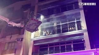 透天厝火警1家3口困陽台　警消出動雲梯助脫困