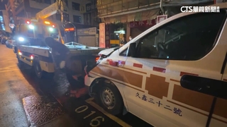 疑未禮讓救護車！　自小客車撞上　兩車車頭毀損