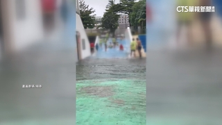 颱風天小確幸！　小球員衝田徑場斜坡「滑水」