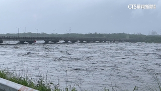 溪快淹到橋面！逼警戒線　花蓮玉里大橋險封