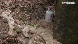 土石沖破屋牆淹沒廚房！　屋主驚嚇：住50年沒發生