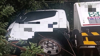 疑天雨路滑　桃園復興區回收車翻落5米深邊坡